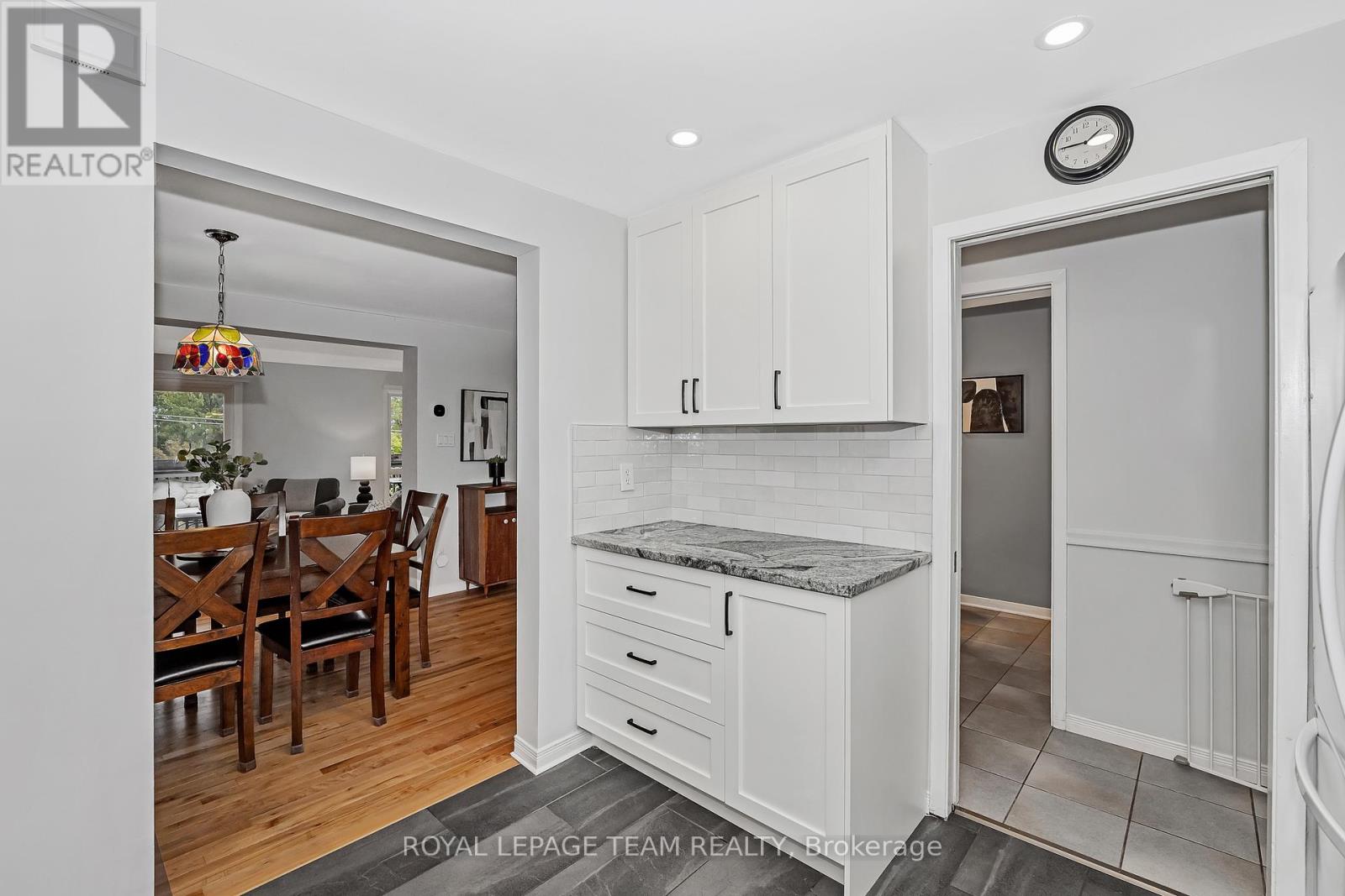 1095 Ambleside Drive, Ottawa, Ontario  K2B 8E2 - Photo 9 - X12429464