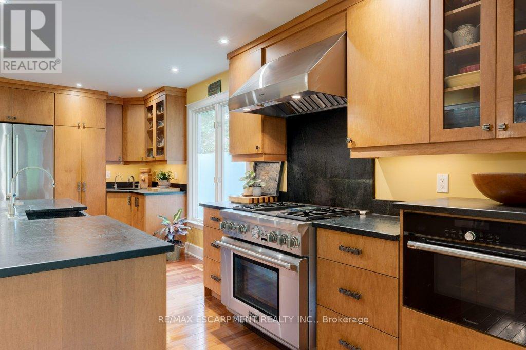 59 Park Road S, Grimsby, Ontario  L3M 4E7 - Photo 14 - X12429381
