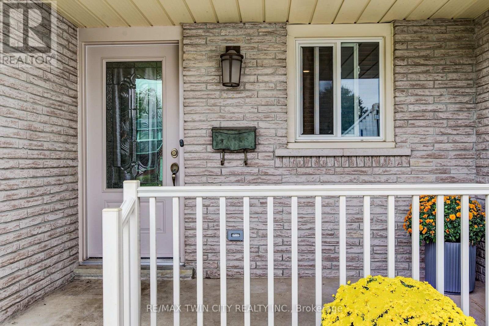 291 Biehn Drive, Kitchener, Ontario  N2R 1B6 - Photo 4 - X12429423
