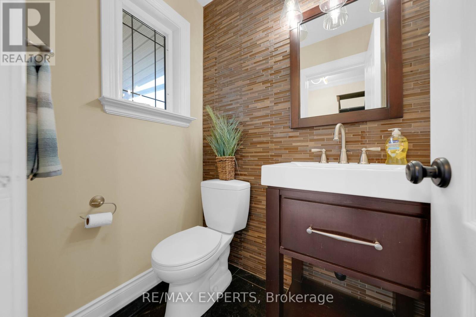 55 Manorwood Court, Caledon, Ontario  L7E 2T2 - Photo 7 - W12417797