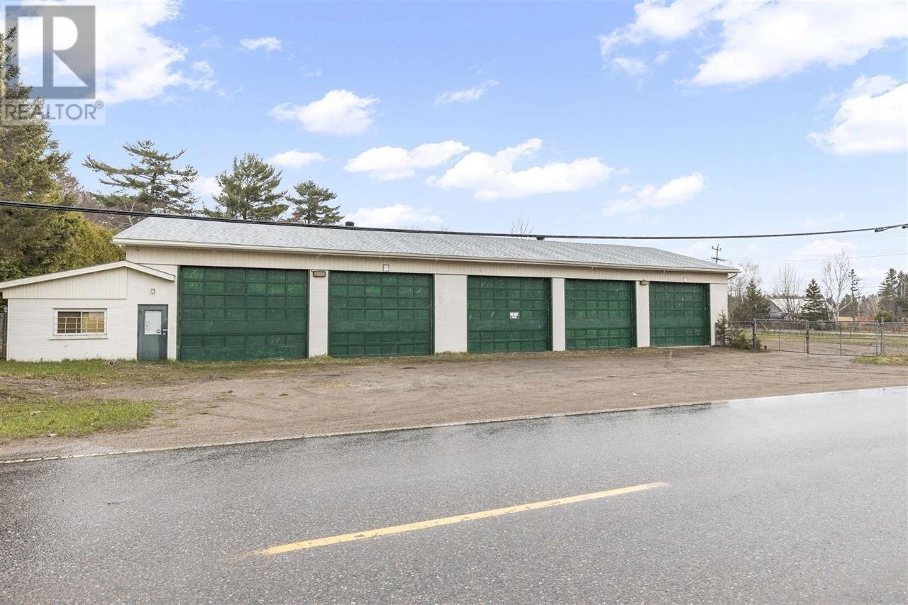 1024 Third Lin W, Sault Ste. Marie, Ontario  P6A 6K4 - Photo 3 - SM252793