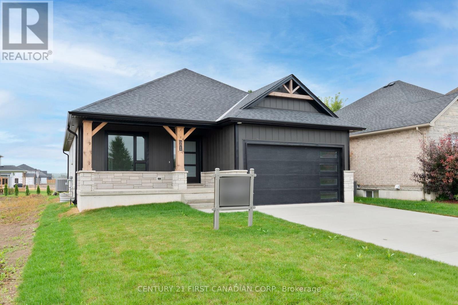 21 Hamilton Street, North Middlesex, Ontario  N0M 1A0 - Photo 3 - X12429625