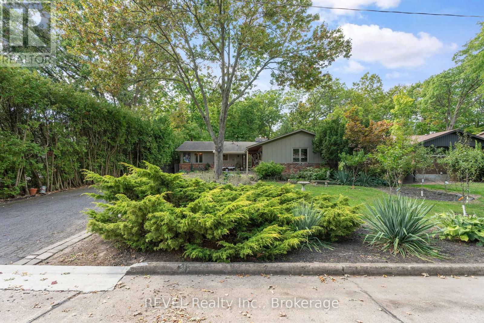 10 Woodington Crescent, St. Catharines (Glendale/glenridge), Ontario  L2T 3T7 - Photo 2 - X12429604