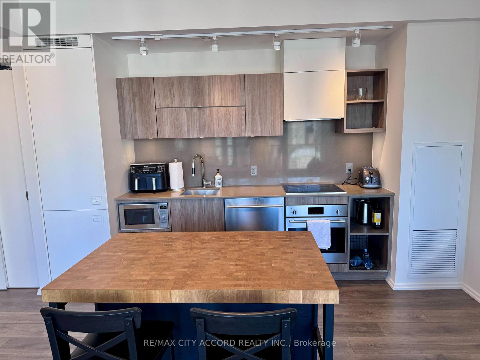 1908 - 125 Peter Street, Toronto, Ontario  M5V 2G9 - Photo 8 - C12429546