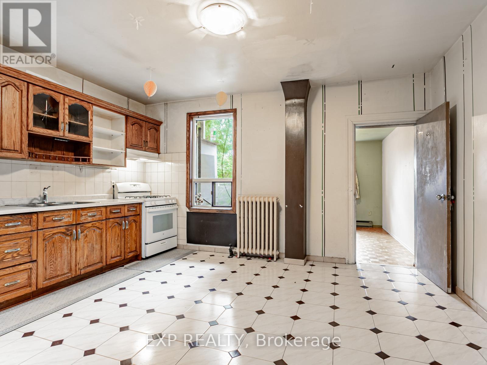235 Grace Street, Toronto, Ontario  M6G 3A7 - Photo 10 - C12429617
