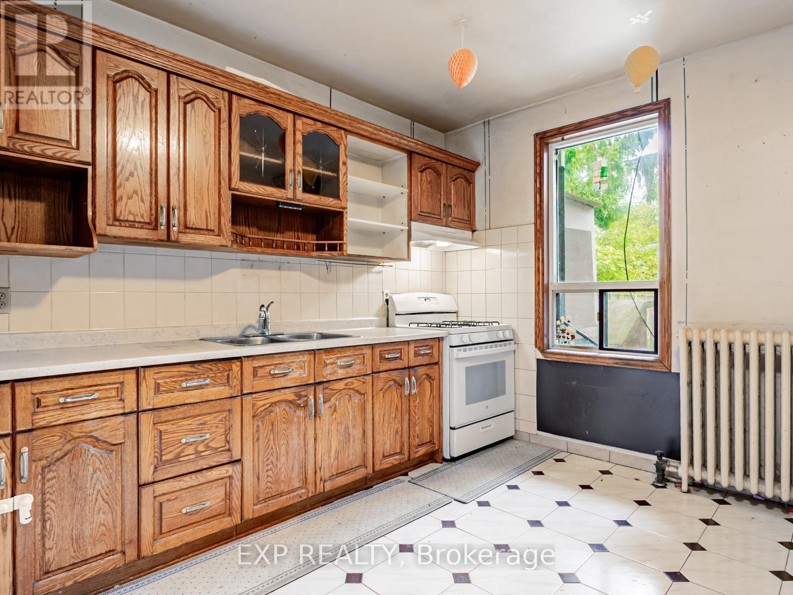 235 Grace Street, Toronto, Ontario  M6G 3A7 - Photo 12 - C12429617