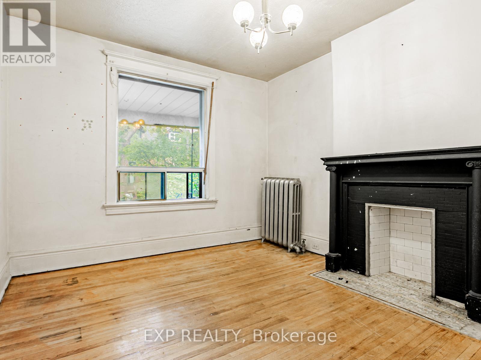 235 Grace Street, Toronto, Ontario  M6G 3A7 - Photo 4 - C12429617