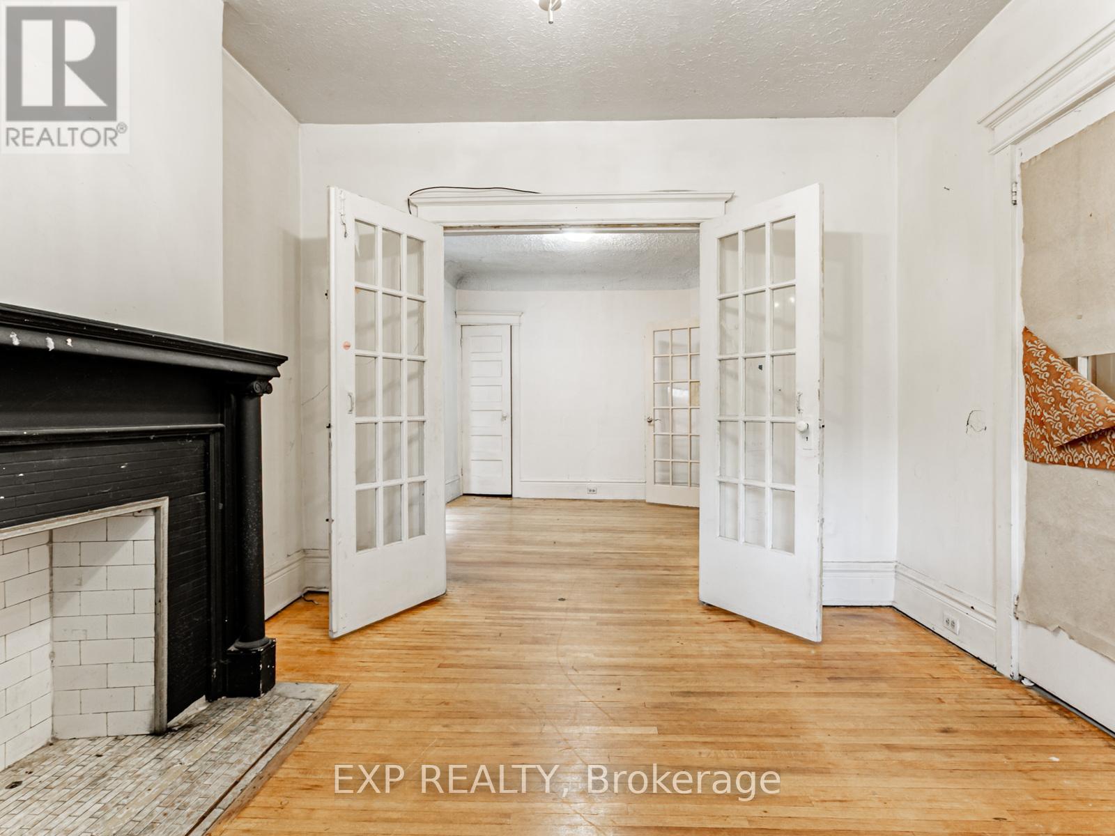 235 Grace Street, Toronto, Ontario  M6G 3A7 - Photo 5 - C12429617