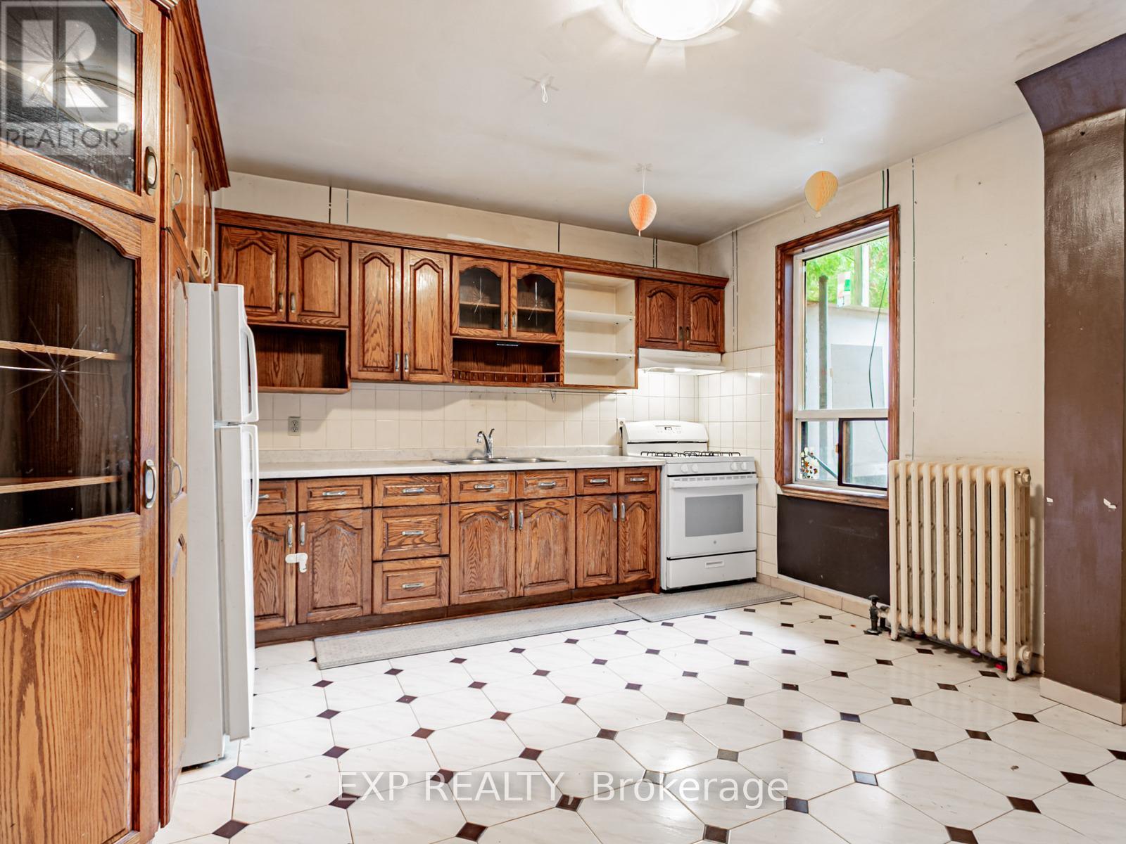 235 Grace Street, Toronto, Ontario  M6G 3A7 - Photo 9 - C12429617