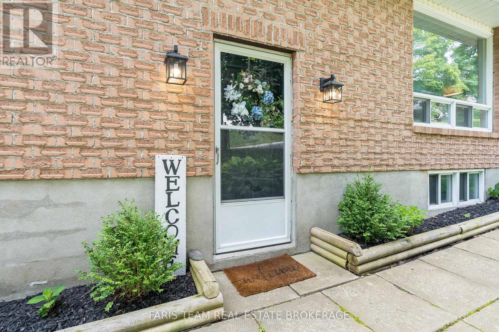 427 Ann Street, Tay, Ontario  L0K 1R0 - Photo 4 - S12428076