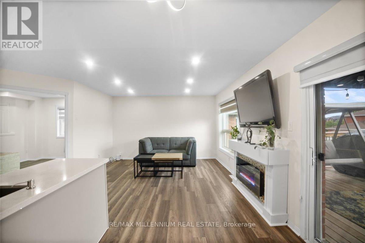 83 Smith Street, Bradford West Gwillimbury, Ontario  L3Z 3E3 - Photo 12 - N12429552