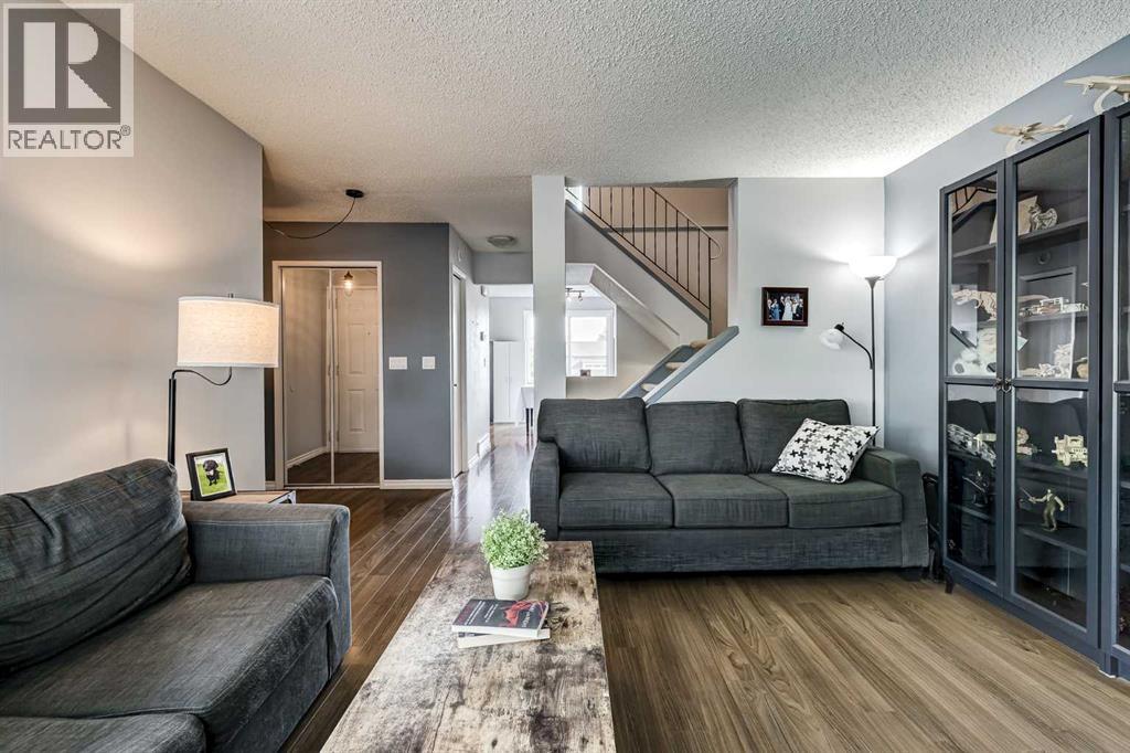 1028 Berkley Drive Nw, Calgary, Alberta  T3K 1A3 - Photo 4 - A2256185