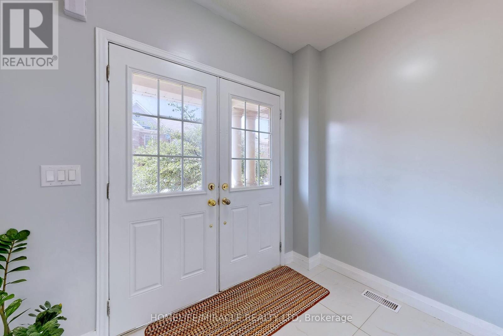 15 Masseyfield Street N, Brampton, Ontario  L6P 3E1 - Photo 4 - W12429551