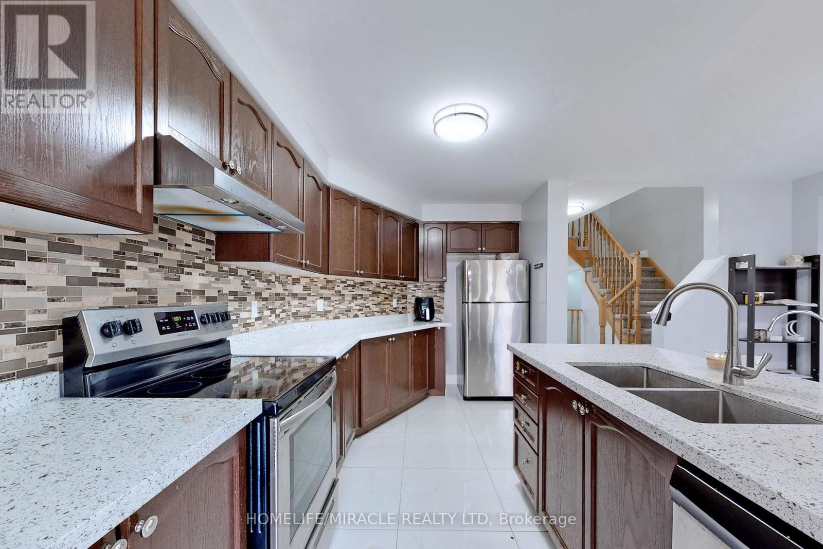 15 Masseyfield Street N, Brampton, Ontario  L6P 3E1 - Photo 8 - W12429551