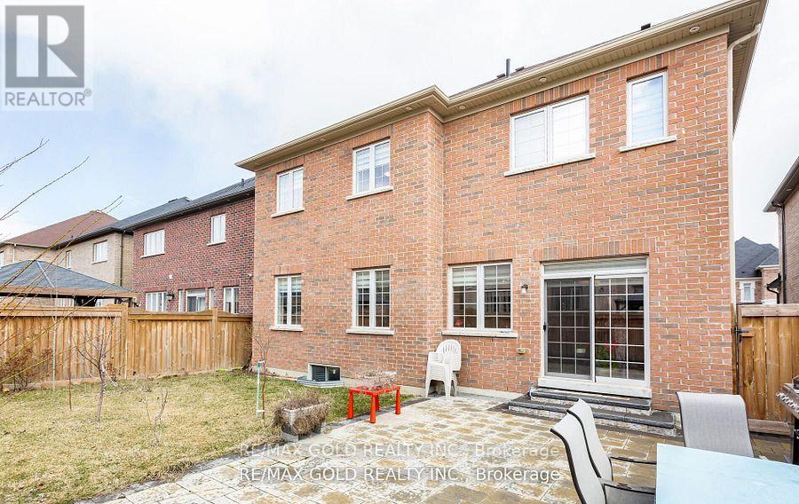 (Main & Second Floor) - 4 Buttonwood Road, Brampton, Ontario  L6P 4J9 - Photo 39 - W12429586