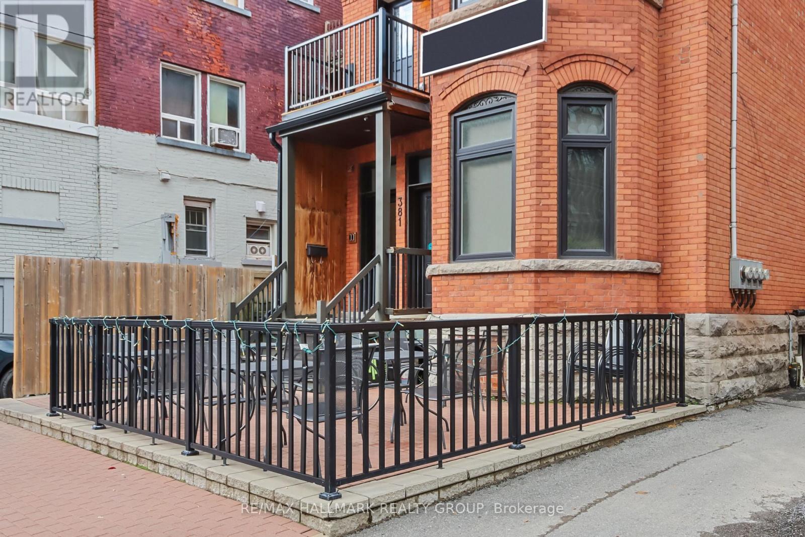 2 - 381 Cooper Street, Ottawa, Ontario  K2P 0G8 - Photo 4 - X12429683