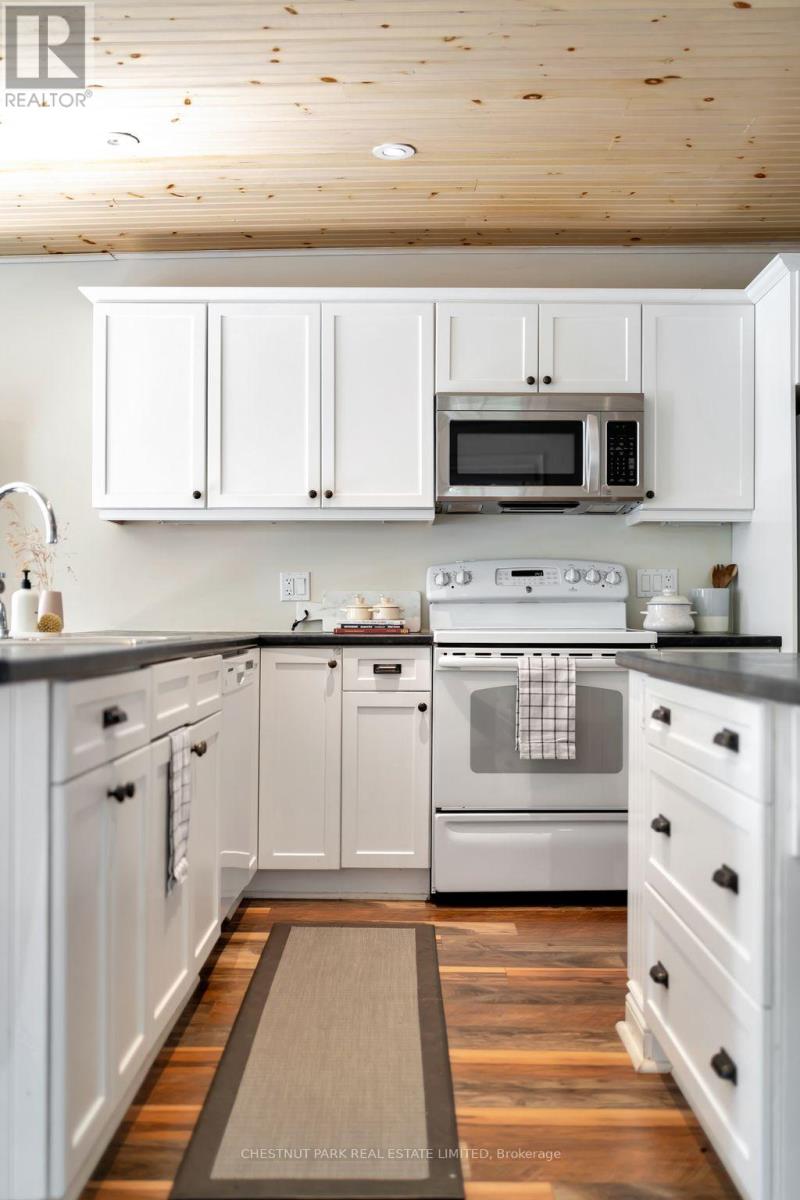 28 York Street, Prince Edward County, Ontario  K0K 2T0 - Photo 14 - X12429556