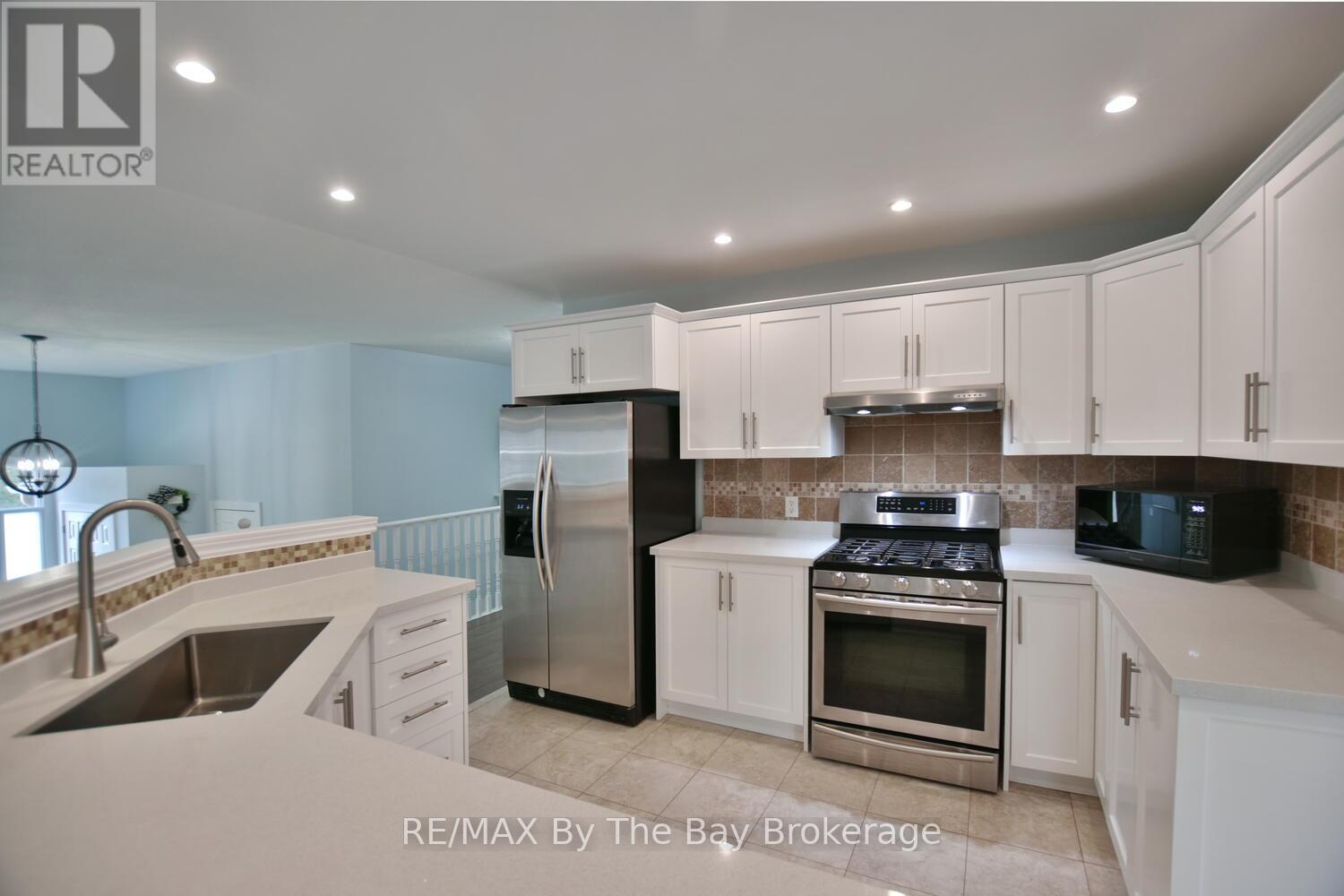 424 Ramblewood Drive, Wasaga Beach, Ontario  L9Z 1P3 - Photo 4 - S12428869