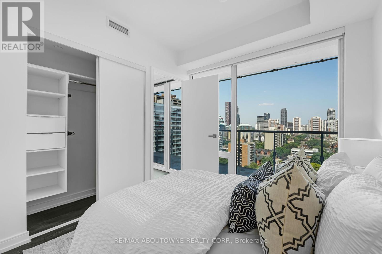1802 - 3 Gloucester Street, Toronto, Ontario  M4Y 0C6 - Photo 12 - C12429725