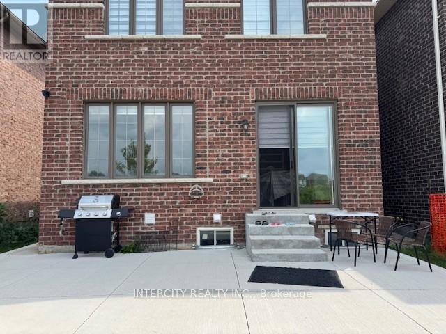 39 Divers Road, Brampton, Ontario  L7A 5C8 - Photo 2 - W12333556
