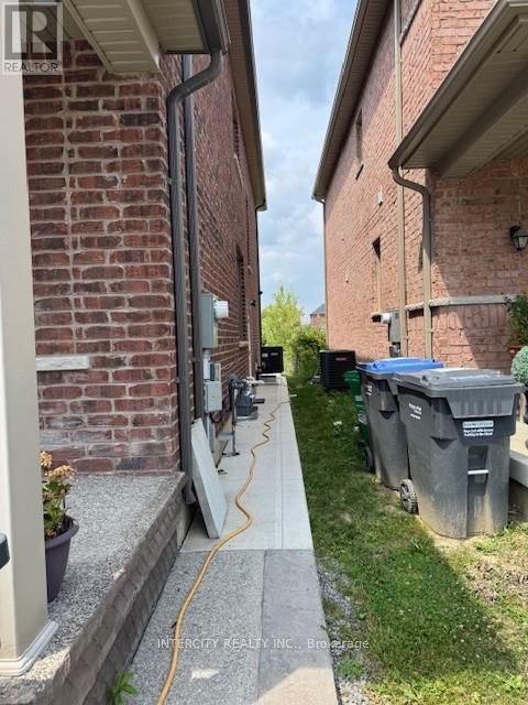 39 Divers Road, Brampton, Ontario  L7A 5C8 - Photo 6 - W12333556