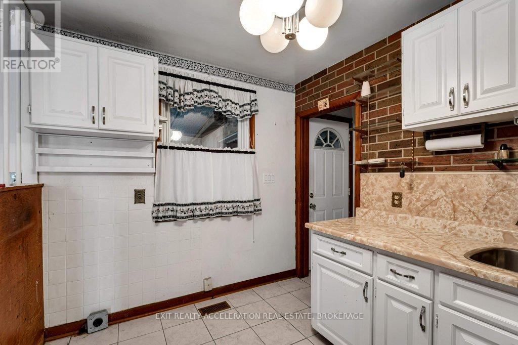 904 Victoria Street, Kingston, Ontario  K7K 4T8 - Photo 13 - X12429812
