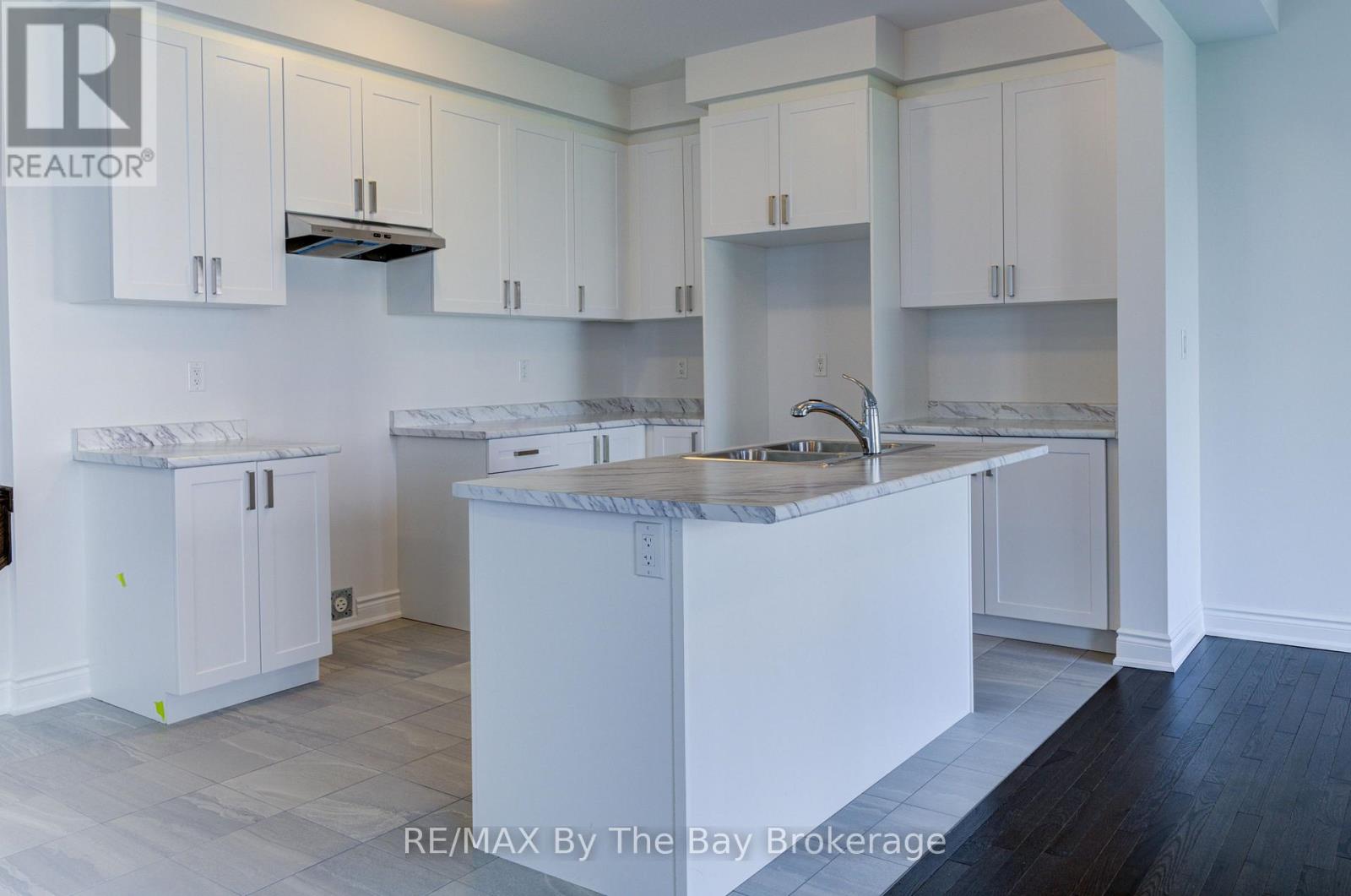 21 Lisa Street, Wasaga Beach, Ontario  L9Z 1J9 - Photo 12 - S12429822