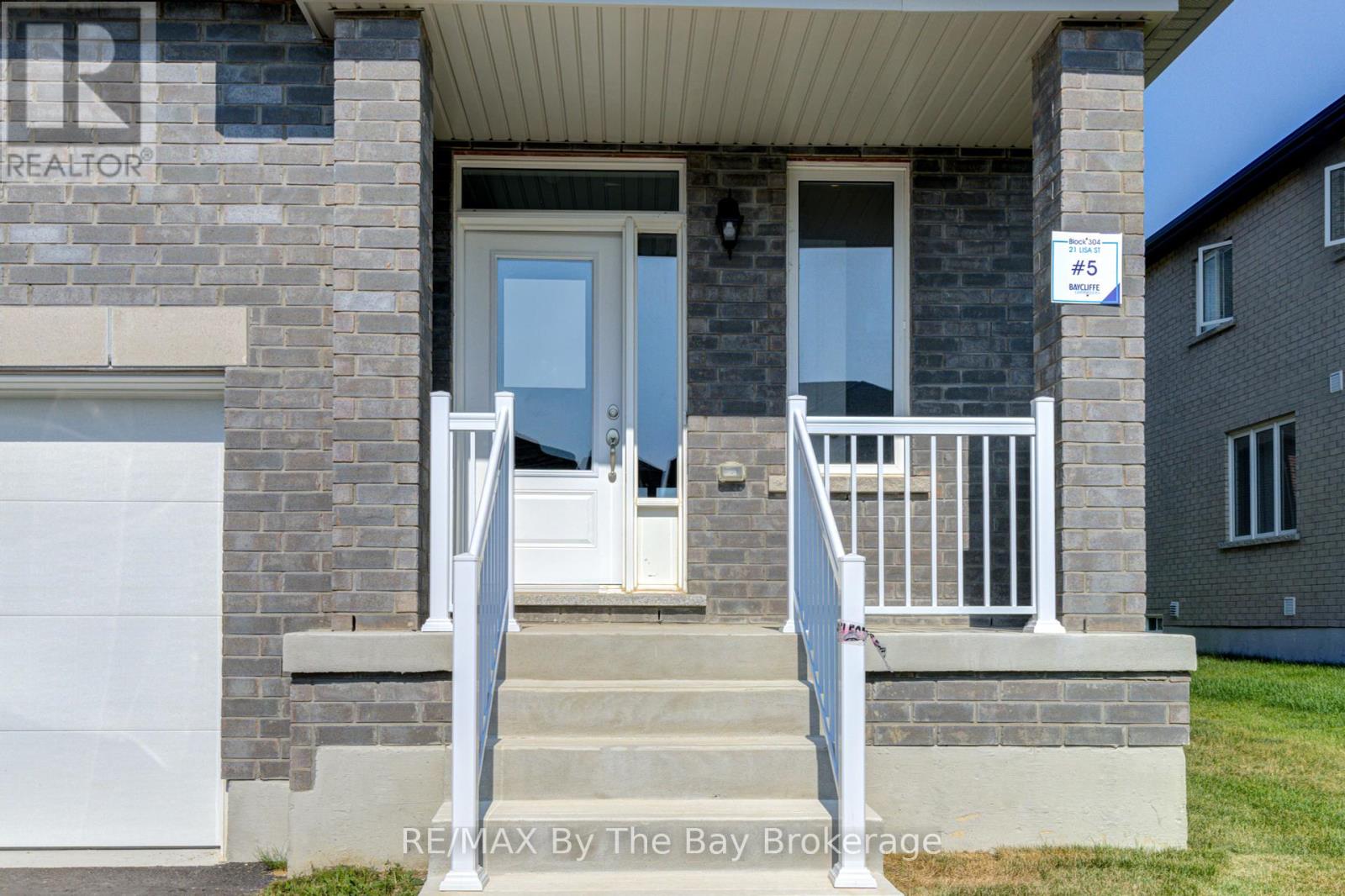 21 Lisa Street, Wasaga Beach, Ontario  L9Z 1J9 - Photo 2 - S12429822