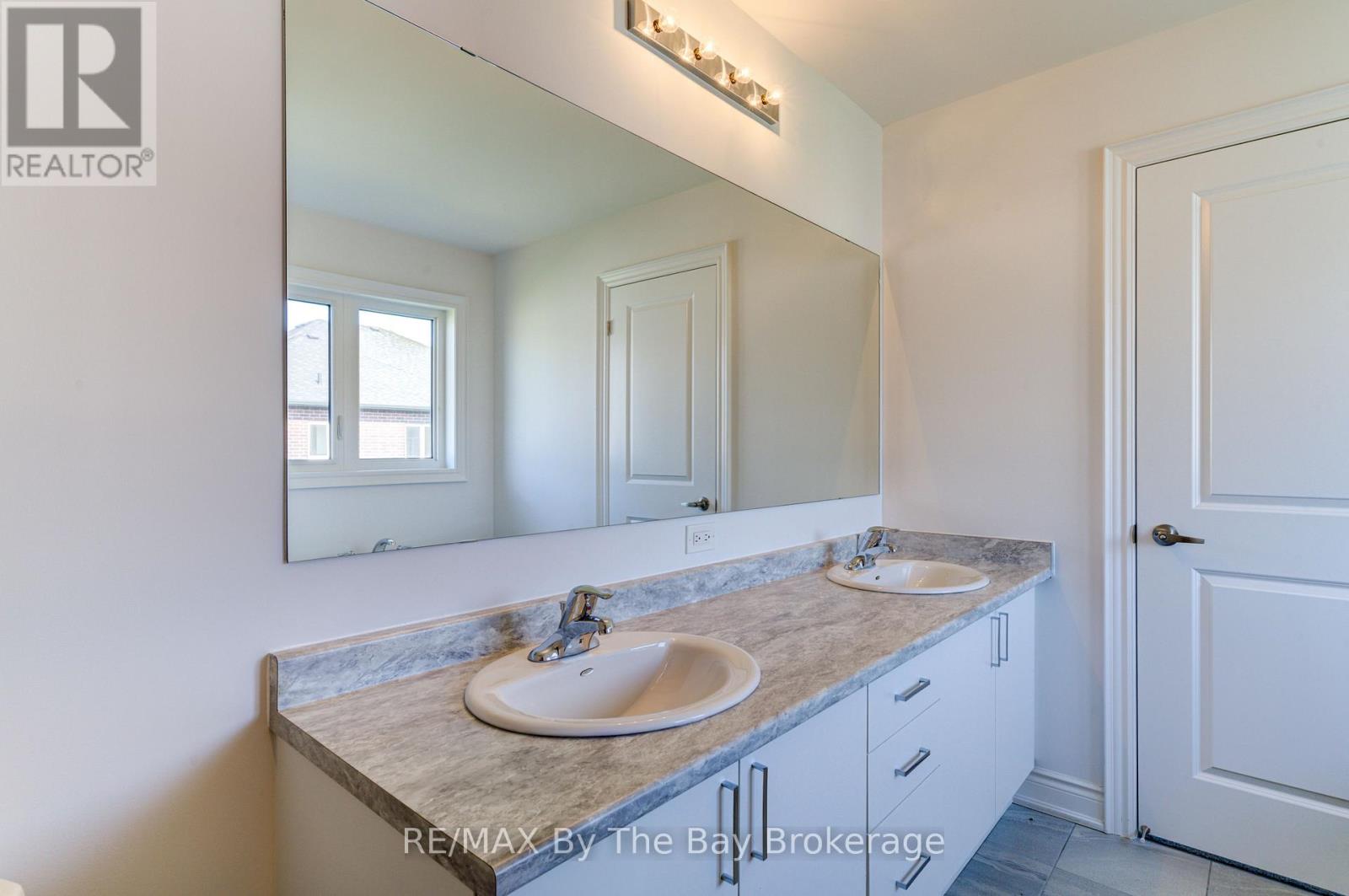 21 Lisa Street, Wasaga Beach, Ontario  L9Z 1J9 - Photo 29 - S12429822
