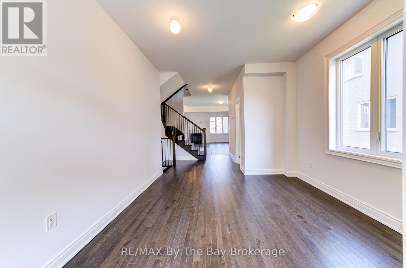 21 Lisa Street, Wasaga Beach, Ontario  L9Z 1J9 - Photo 4 - S12429822