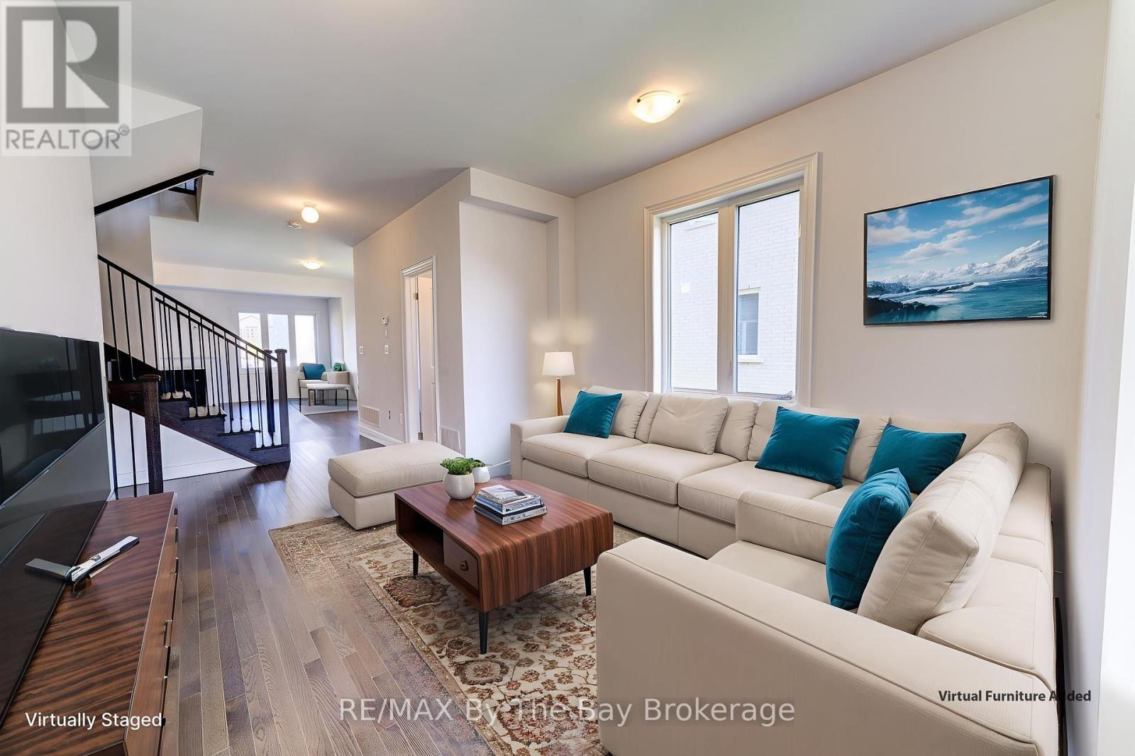 21 Lisa Street, Wasaga Beach, Ontario  L9Z 1J9 - Photo 5 - S12429822