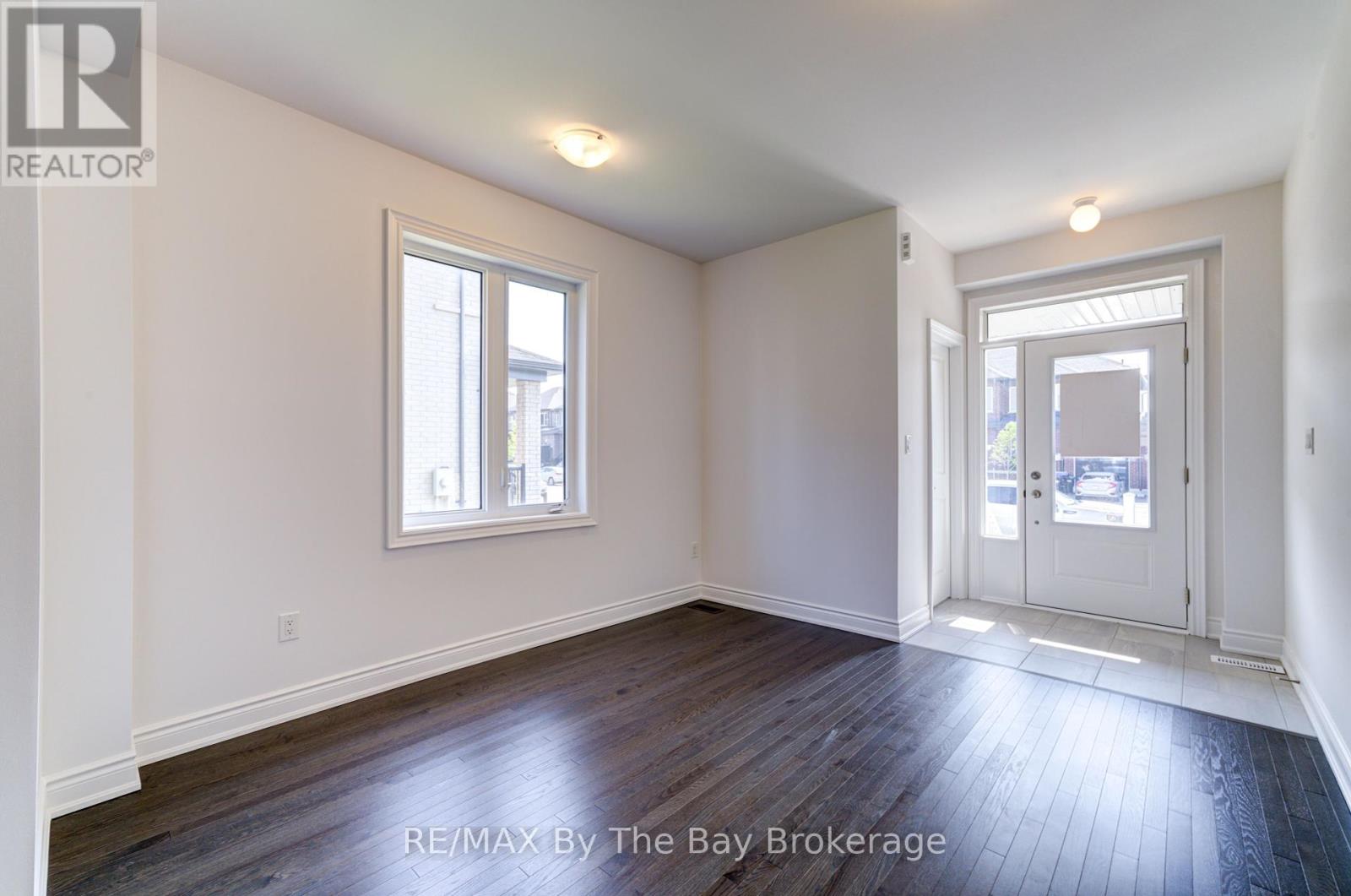 21 Lisa Street, Wasaga Beach, Ontario  L9Z 1J9 - Photo 7 - S12429822