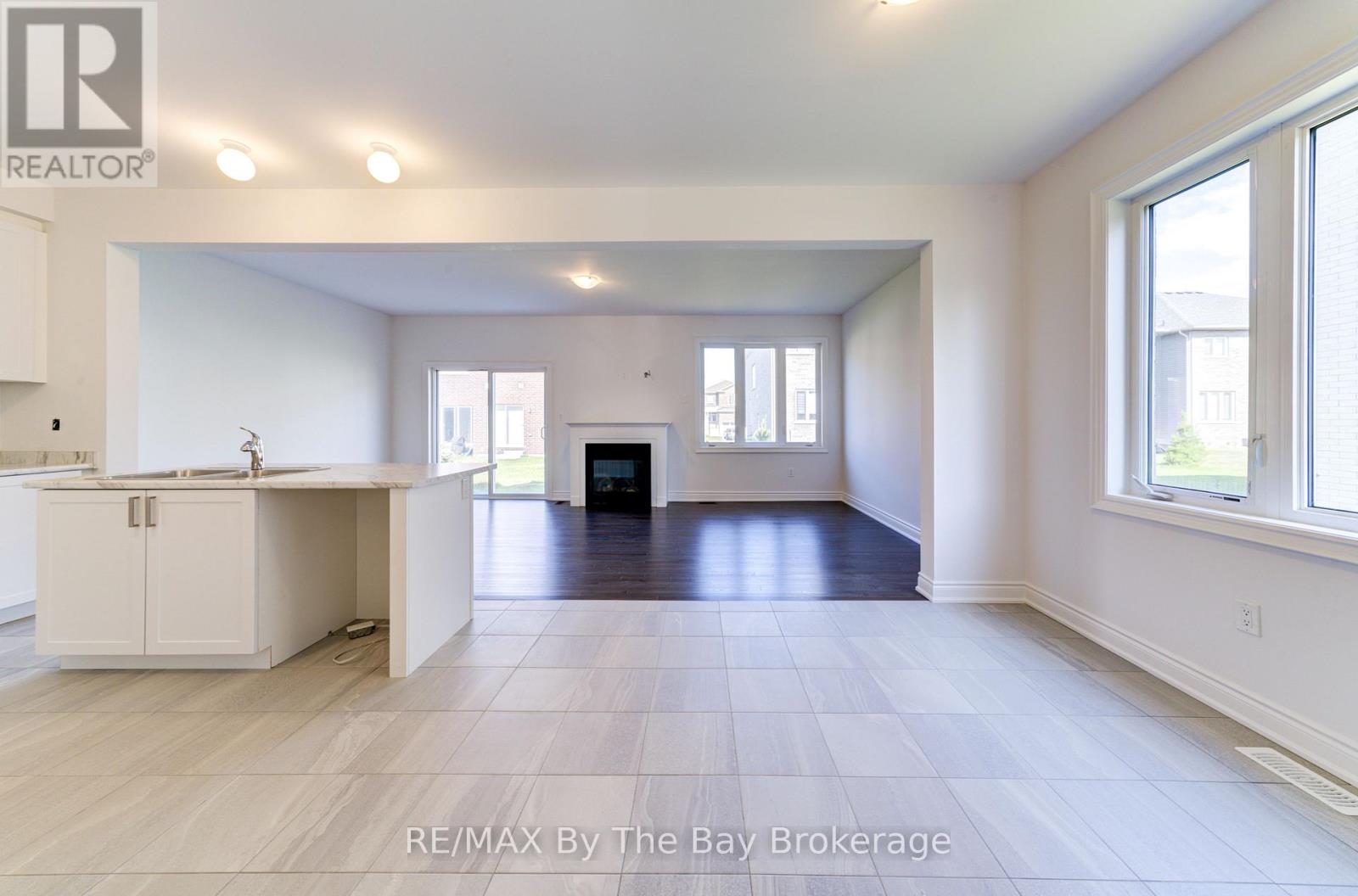 21 Lisa Street, Wasaga Beach, Ontario  L9Z 1J9 - Photo 8 - S12429822