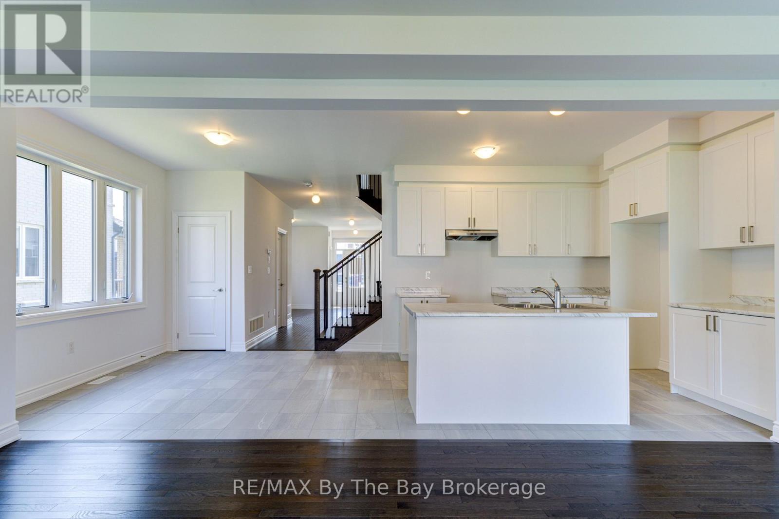 21 Lisa Street, Wasaga Beach, Ontario  L9Z 1J9 - Photo 9 - S12429822