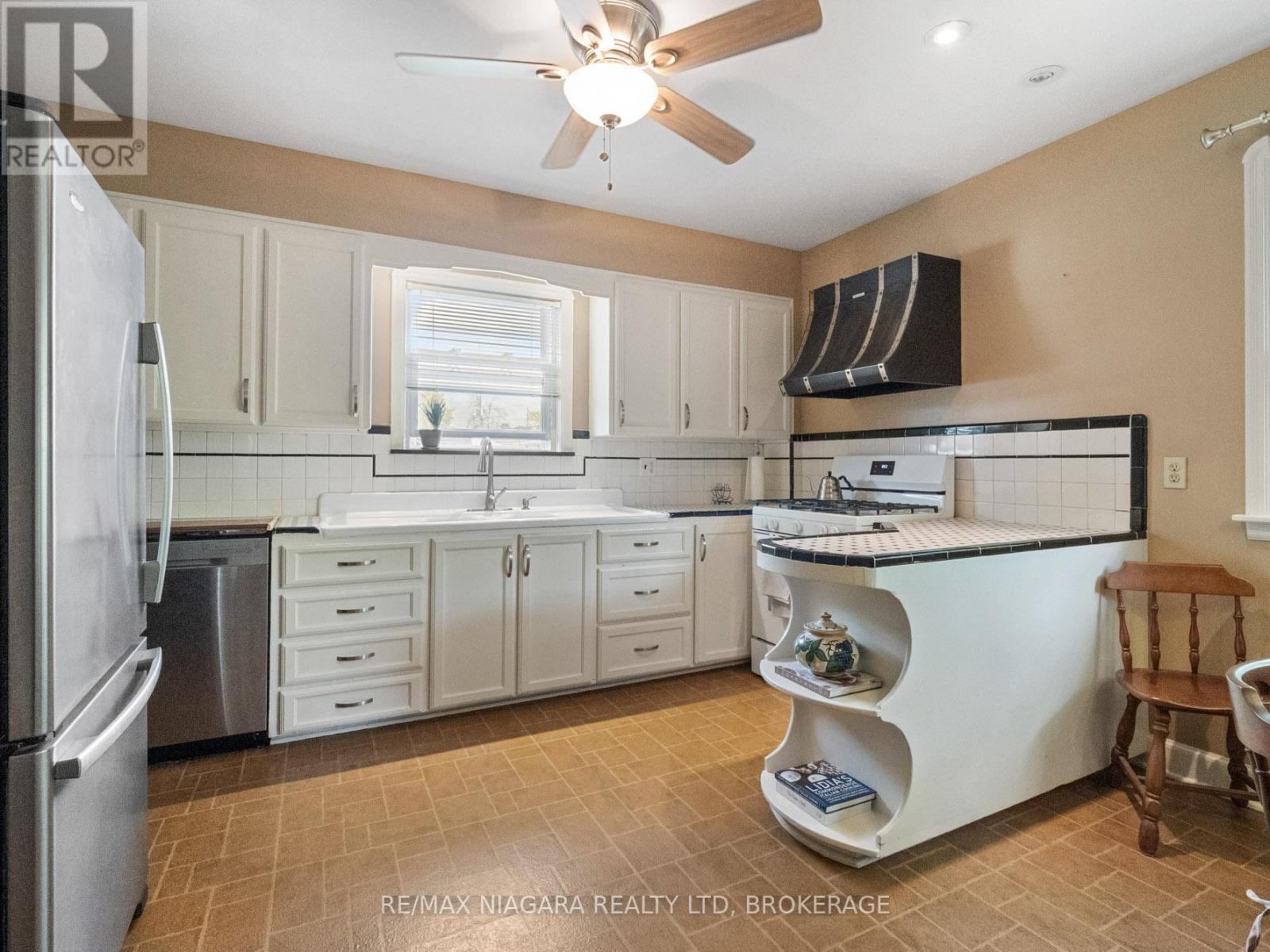 129 Idylewylde Street, Fort Erie, Ontario  L2A 2L2 - Photo 4 - X12429767