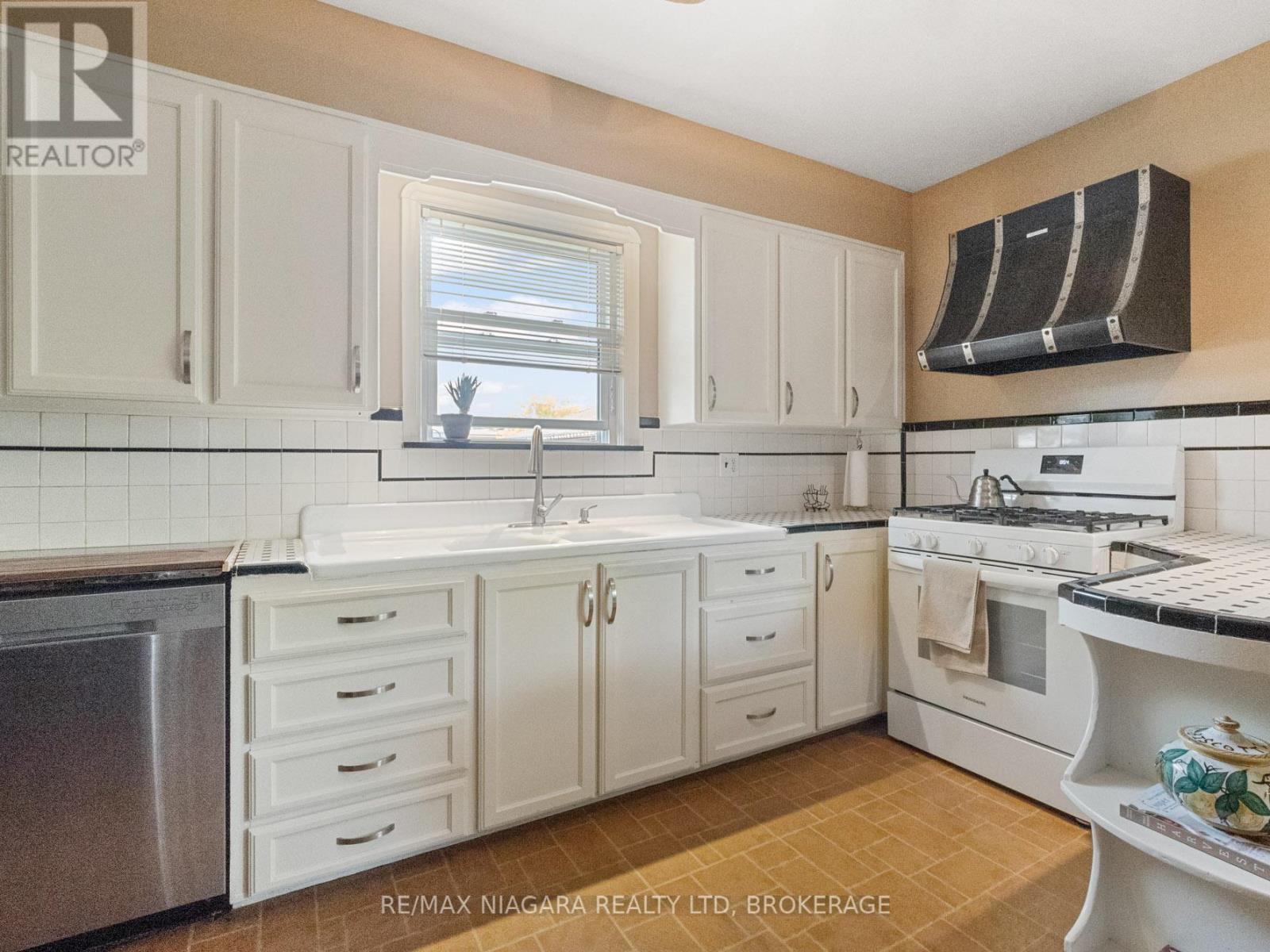 129 Idylewylde Street, Fort Erie, Ontario  L2A 2L2 - Photo 5 - X12429767