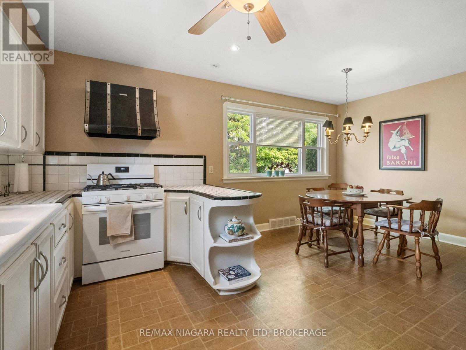 129 Idylewylde Street, Fort Erie, Ontario  L2A 2L2 - Photo 7 - X12429767