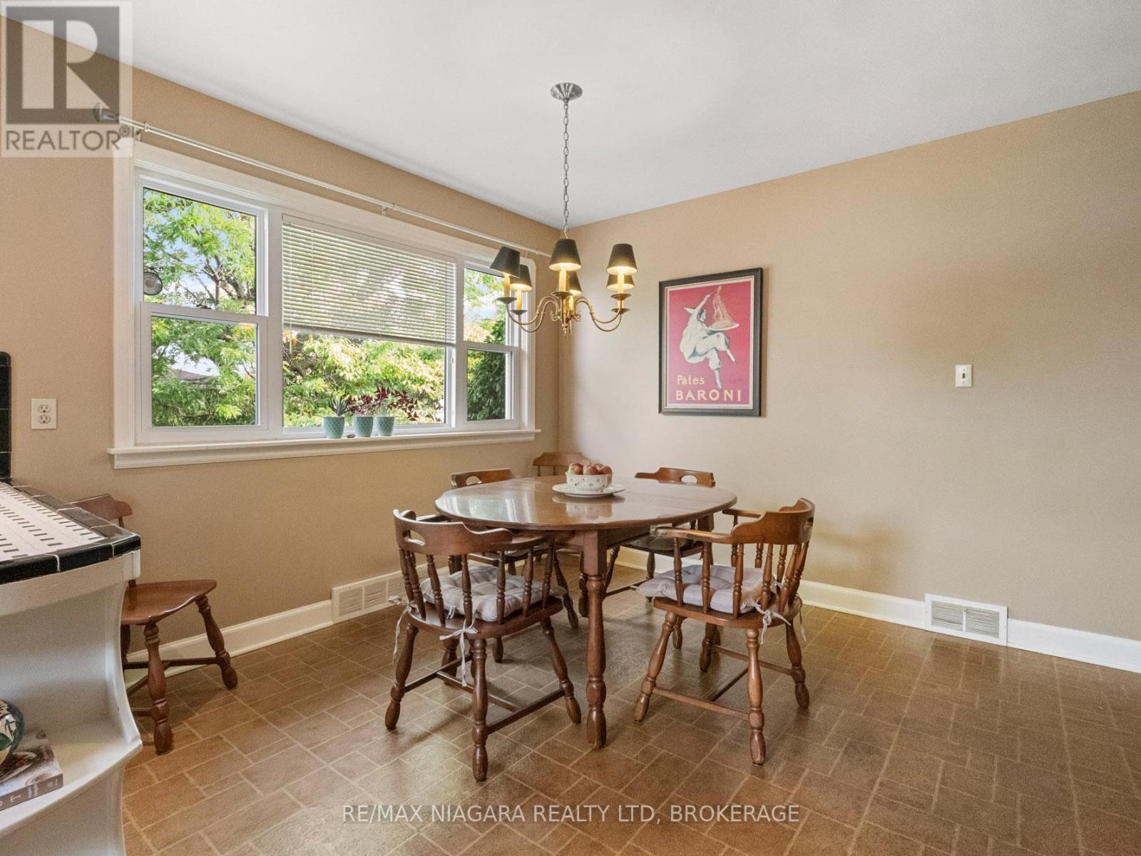 129 Idylewylde Street, Fort Erie, Ontario  L2A 2L2 - Photo 8 - X12429767