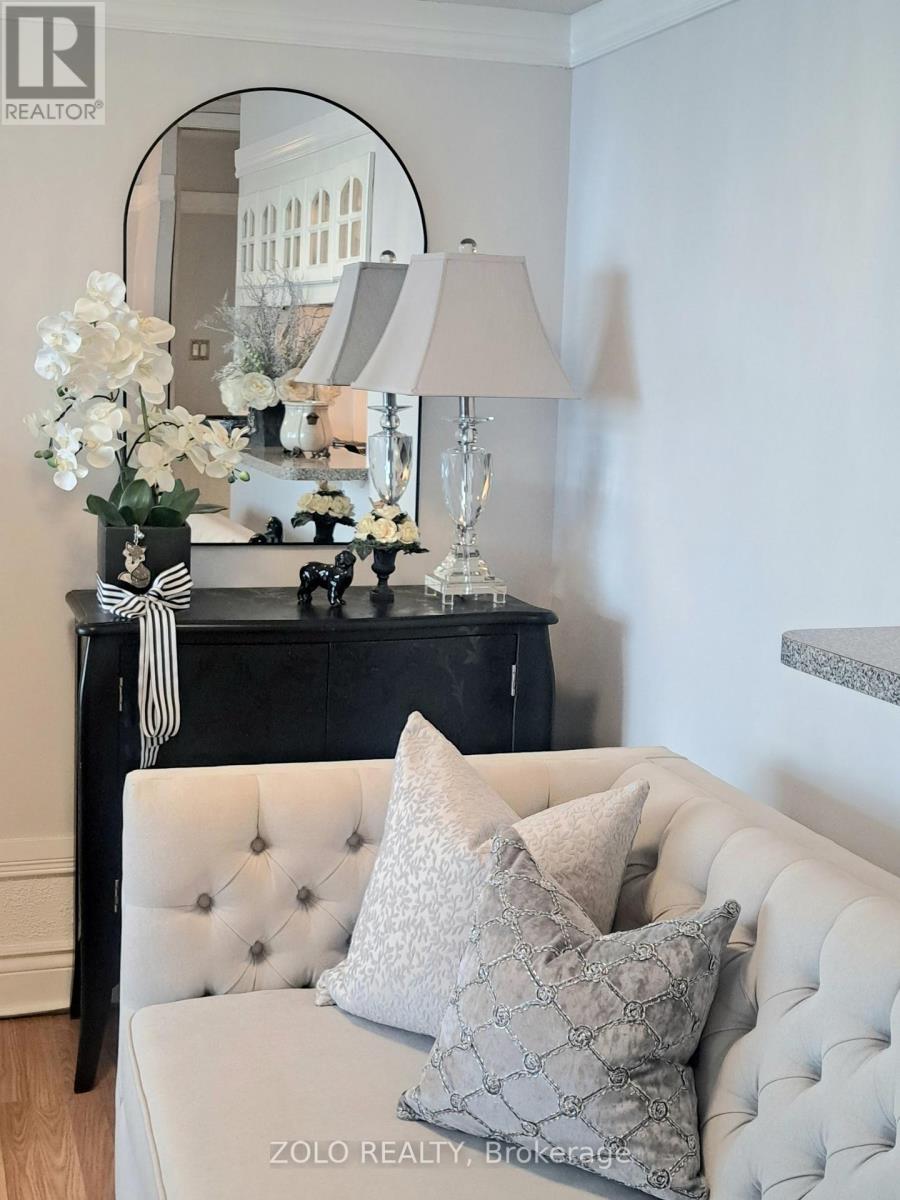 1001 - 300 Webb Drive, Mississauga, Ontario  L5B 3W3 - Photo 4 - W12429743