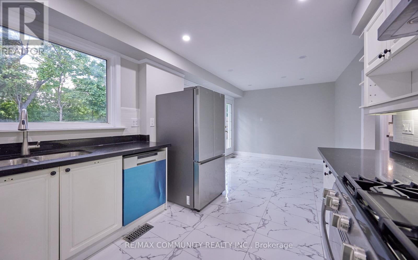 71 Willowridge Road, Toronto, Ontario  M9R 3Z2 - Photo 11 - W12429749