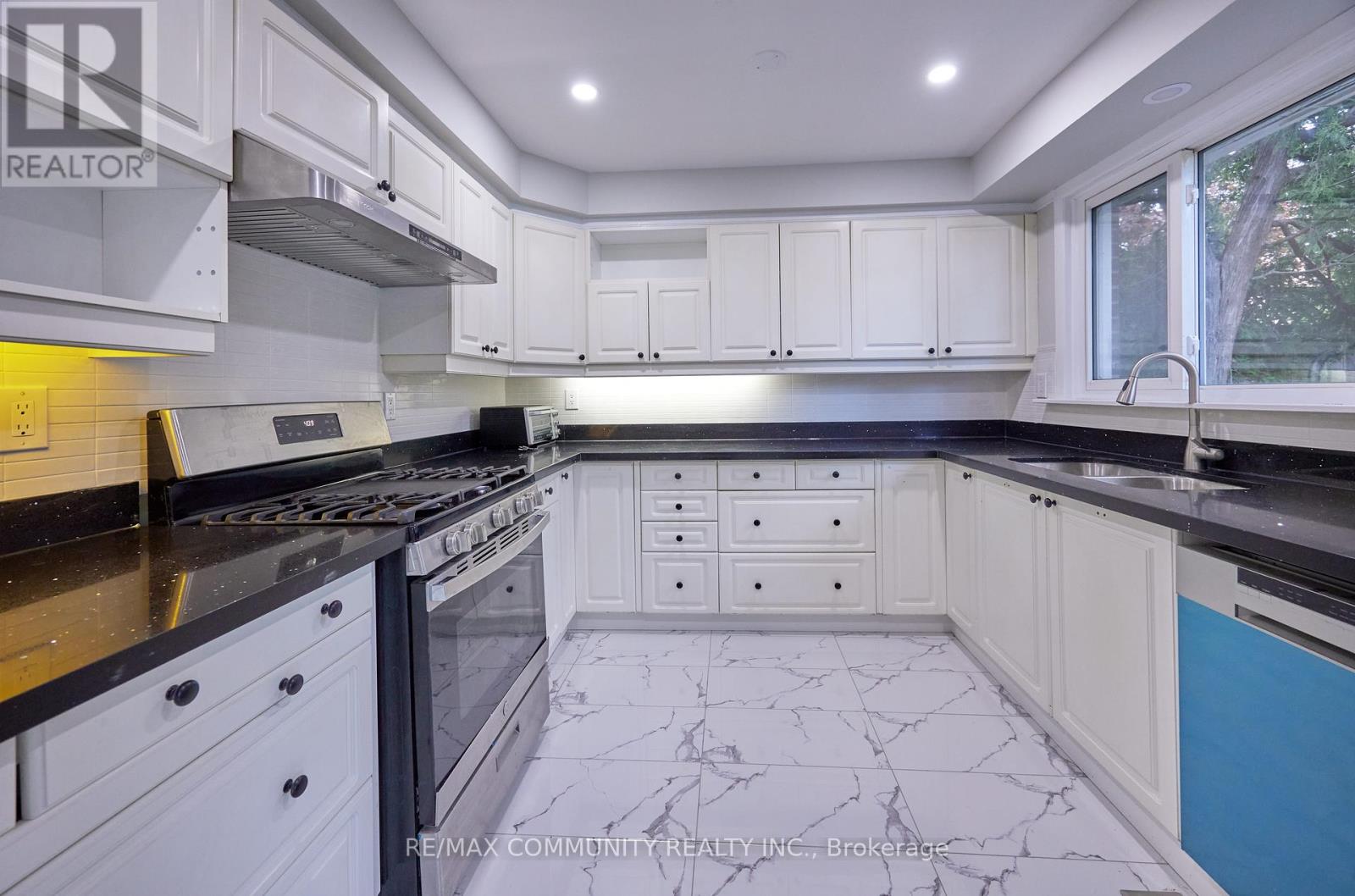 71 Willowridge Road, Toronto, Ontario  M9R 3Z2 - Photo 12 - W12429749