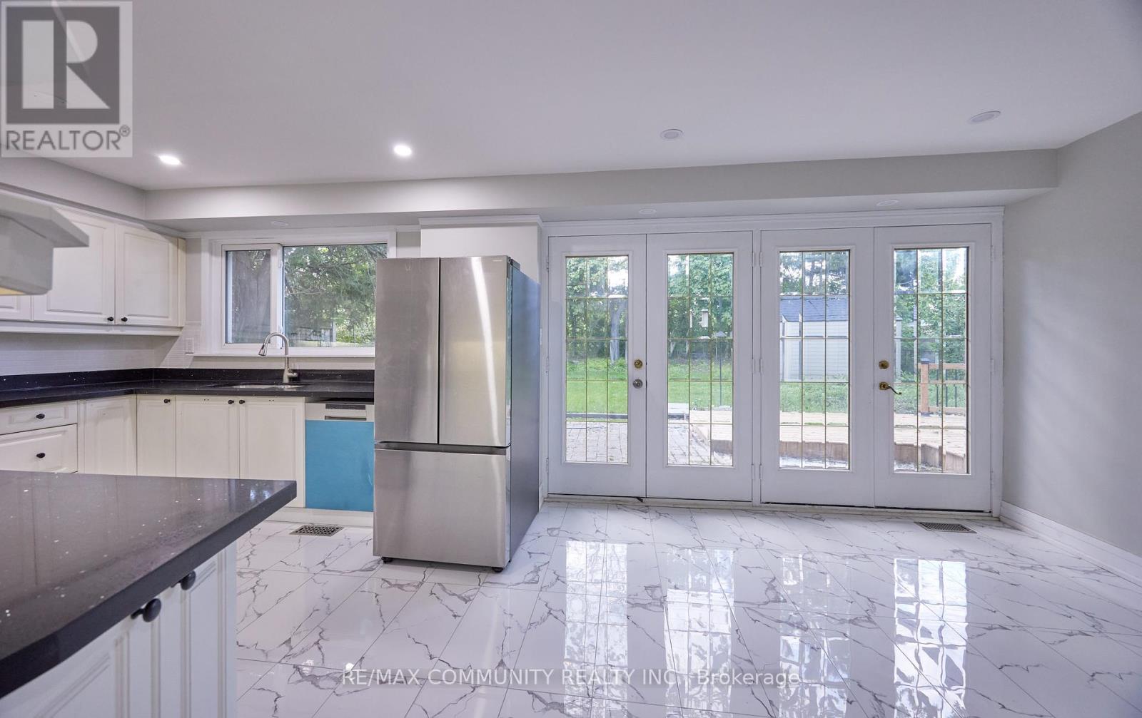 71 Willowridge Road, Toronto, Ontario  M9R 3Z2 - Photo 8 - W12429749