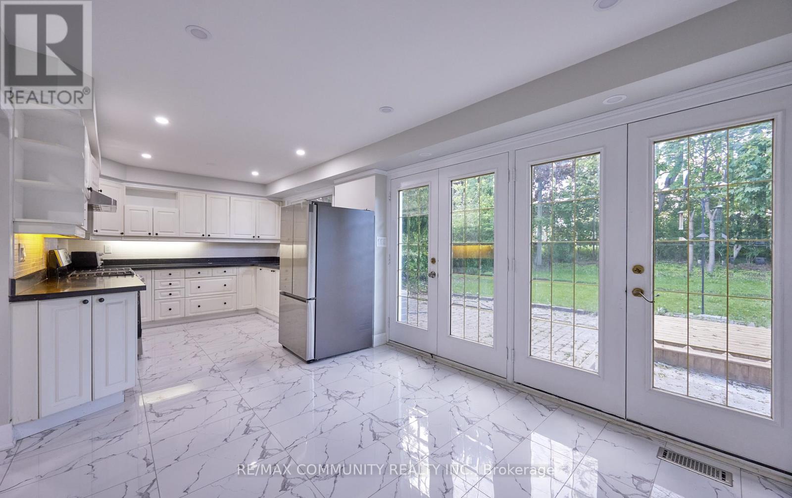 71 Willowridge Road, Toronto, Ontario  M9R 3Z2 - Photo 9 - W12429749