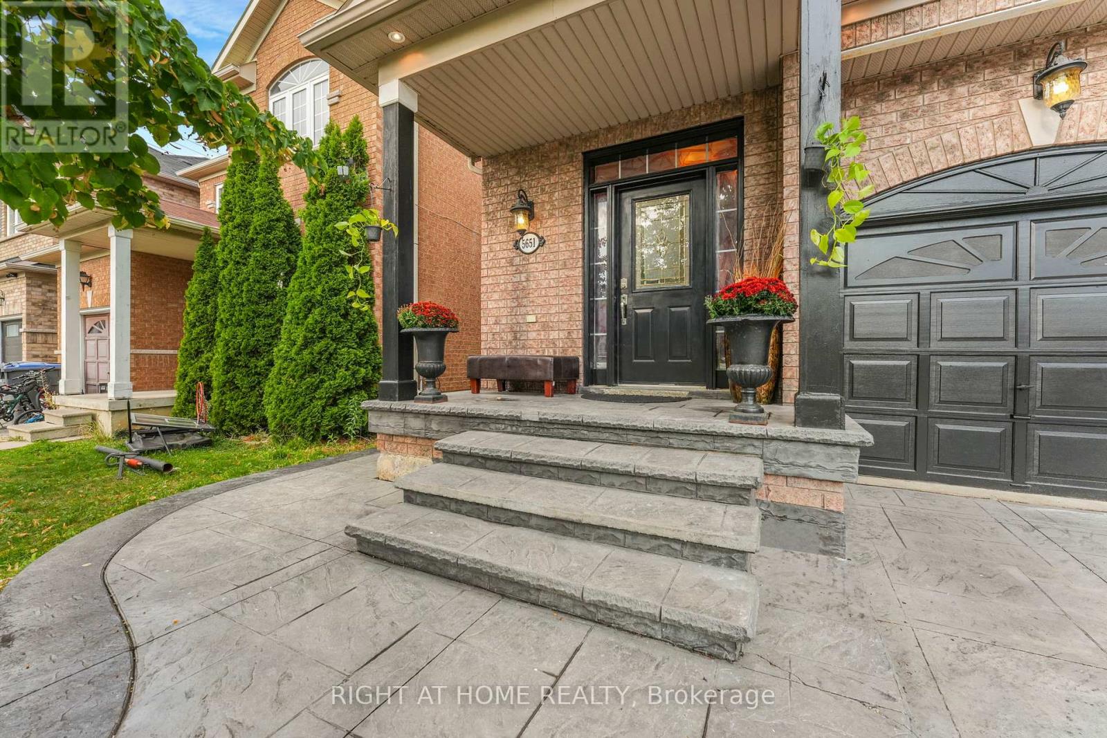 5651 Patron Cove E, Mississauga, Ontario  L5M 7G4 - Photo 3 - W12429797