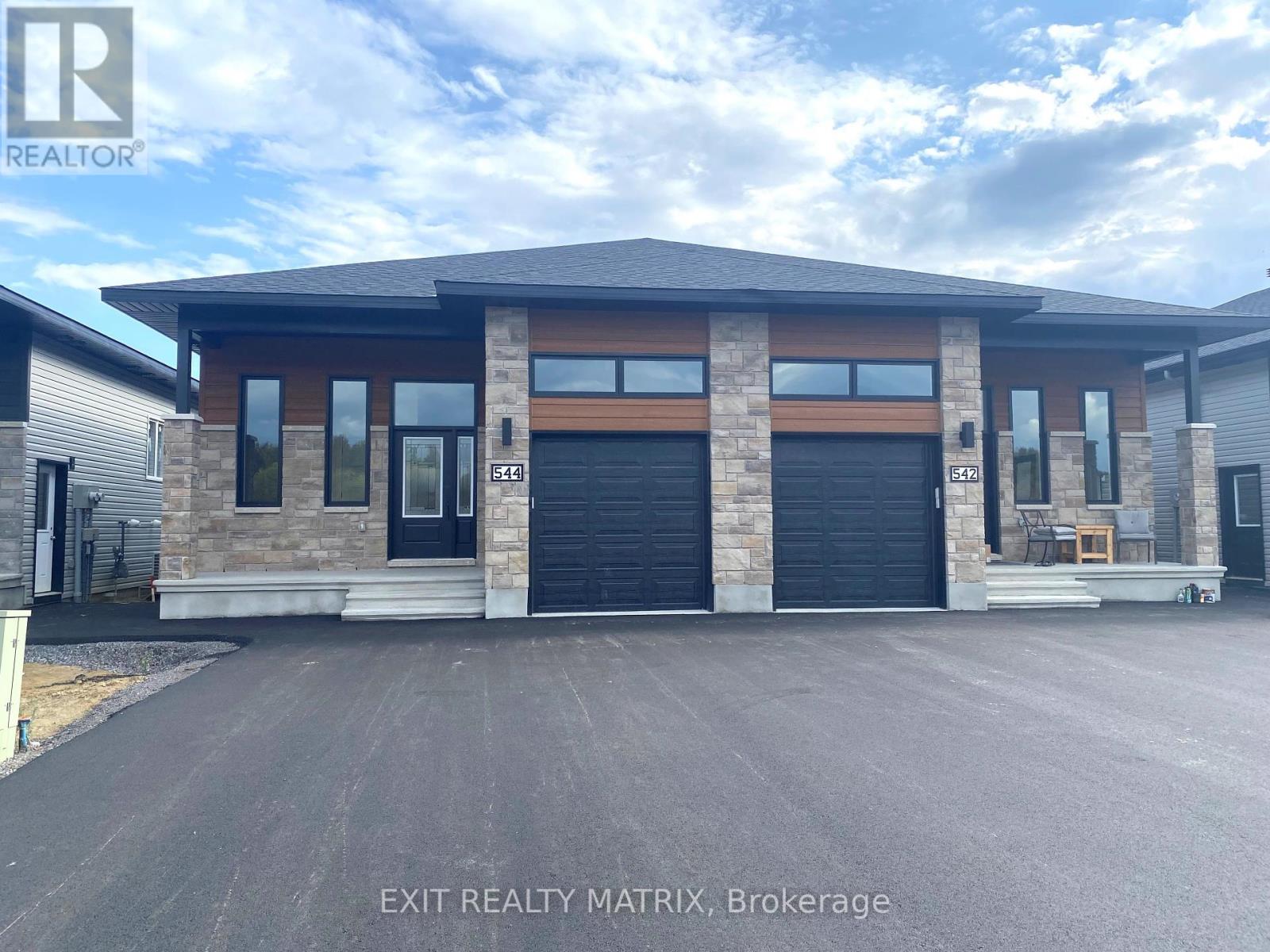 544 REGINA STREET, Russell, Ontario