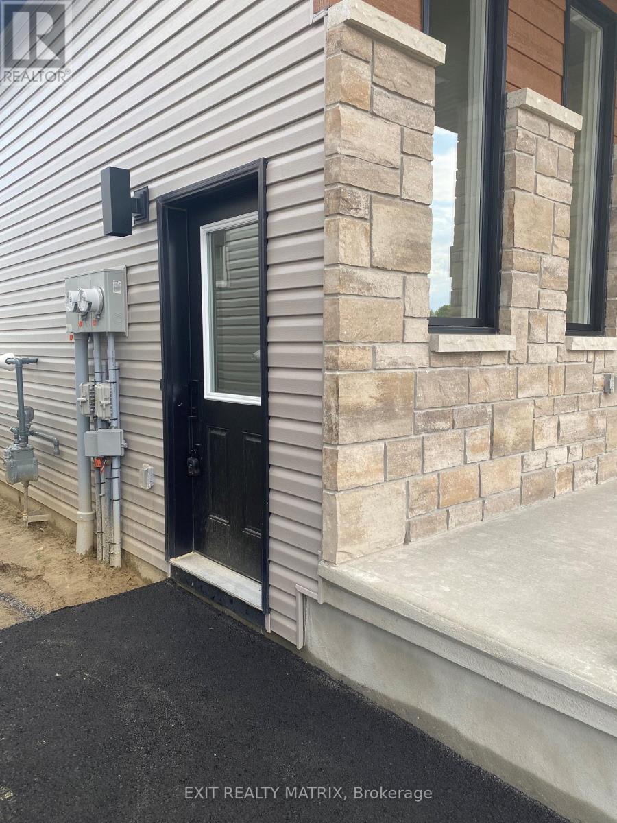 544 Regina Street, Russell, Ontario  K0A 1W0 - Photo 2 - X12429836