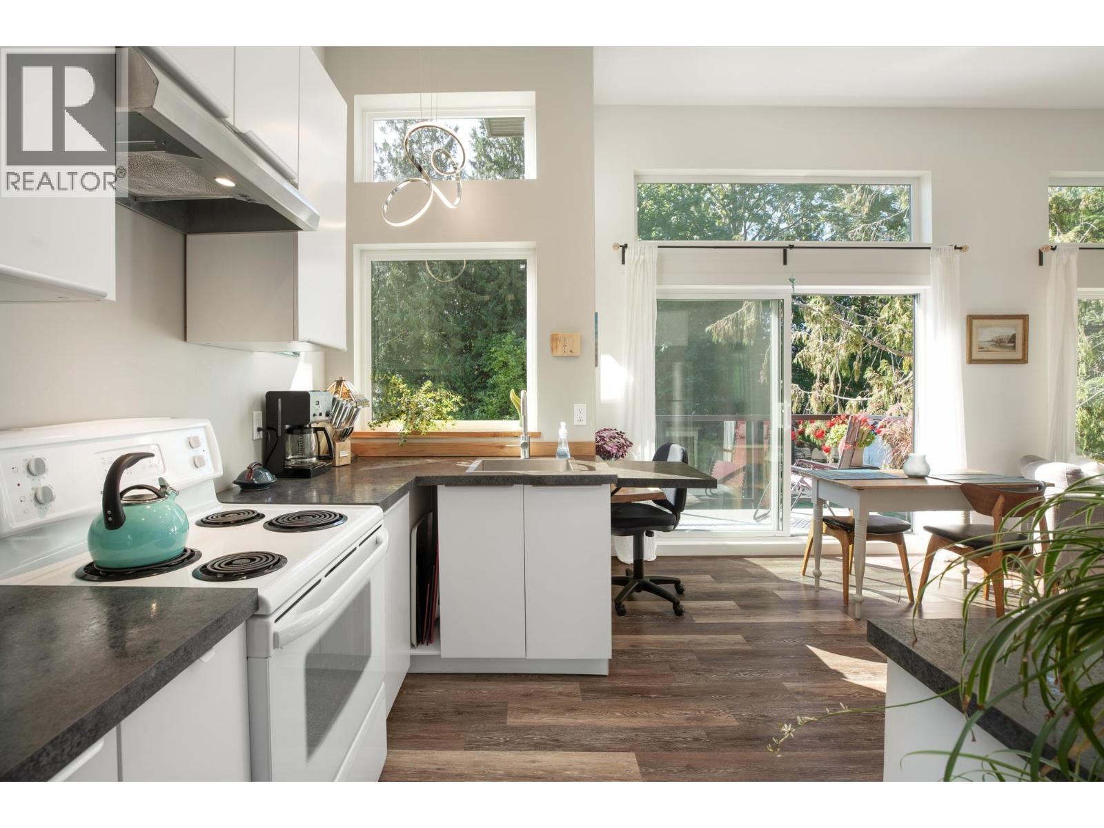 7835 Redrooffs Road, Halfmoon Bay, British Columbia  V7Z 1A4 - Photo 7 - R3052783