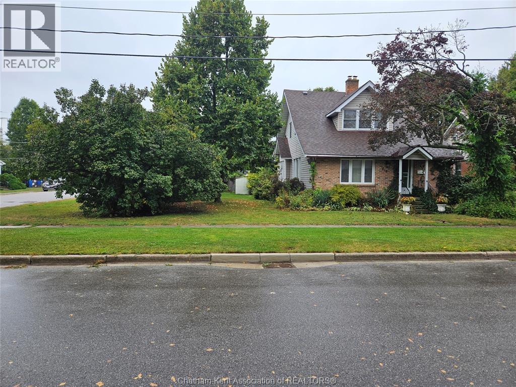 MLS# 25024377: 418 Gillard STREET, Wallaceburg, Canada