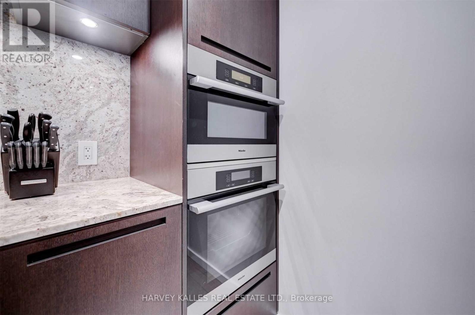 2508 - 180 University Avenue, Toronto, Ontario  M5H 0A2 - Photo 12 - C12429841