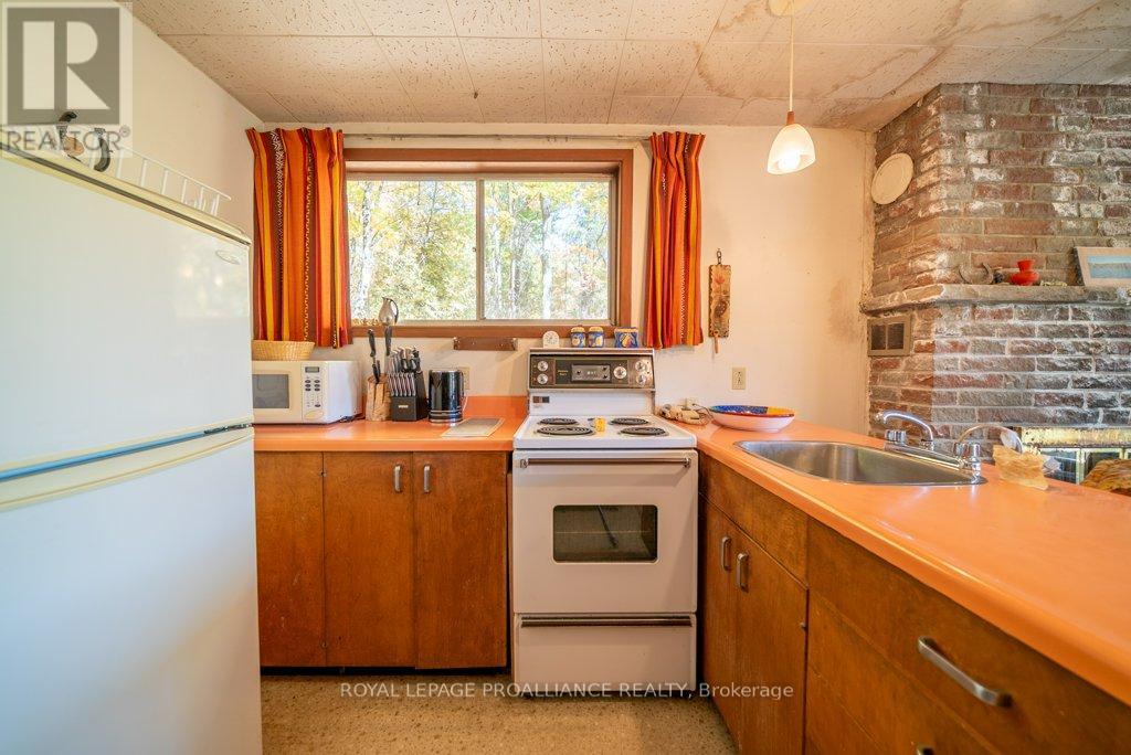 1042 East Flieler Lane, Frontenac, Ontario K0H 1K0 - Photo 19 - X12429865